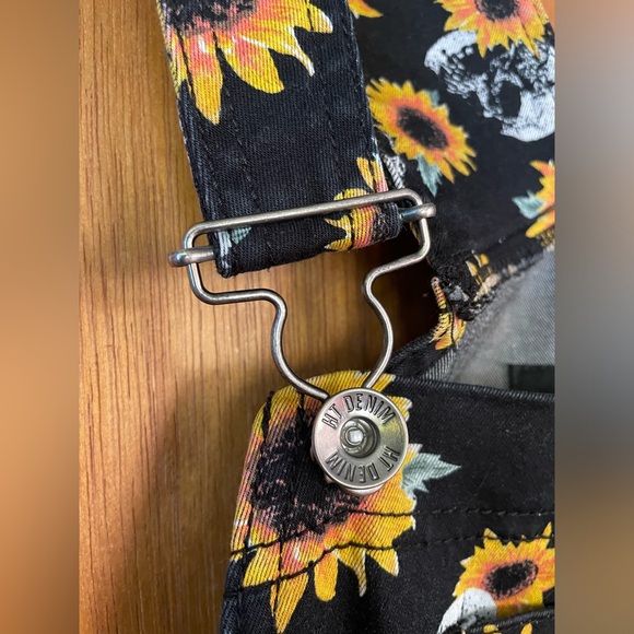 HT denim shortall skull and sunflower print size XL w/ pockets & frayed hem - Picture 5 of 7